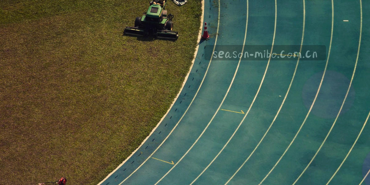 深色背景上的斜线轨迹与刻度标尺抽象纹理，局部点缀荧光黄绿